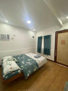 Postel nebo postele na pokoji v ubytování Moalboal Panagsama beach TopBudz Hostel