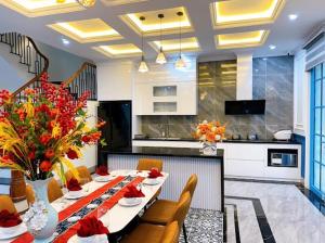 une salle à manger avec une table et des chaises et une cuisine dans l'établissement Villa - Biệt Thự Nghĩ Dưỡng Hạ Long, à Hạ Long 53 autres photos