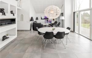 comedor con mesa blanca y sillas negras en Beautiful Home In Sydals With Sauna en Skovby