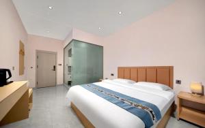 1 dormitorio con 1 cama blanca grande en una habitación en Hongge Hotel - Harbin Taiping Airport, en Harbin