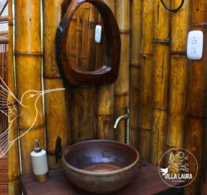 baño con pared de madera y lavabo de madera en Ecoglamping VillaLaura, en Quebradanegra