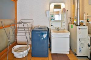 網走市にあるAbashiri - House - Vacation STAY 16445の小さなキッチン(シンク、冷蔵庫付)