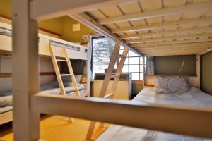 網走市にあるAbashiri - House - Vacation STAY 16445の二段ベッド2組が備わるドミトリールームです。