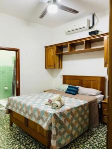 ein Schlafzimmer mit einem Bett mit einem Teddybär drauf in der Unterkunft Casa Mágica in Flores