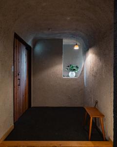 korytarz z drzwiami i stołem w pokoju w obiekcie kamenos Luxury Resort With Beautiful Scenery Hiji w mieście Hiji