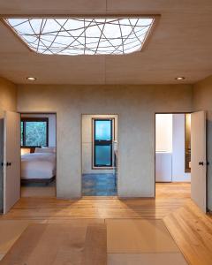 um quarto com uma cama e uma clarabóia em kamenos Luxury Resort With Beautiful Scenery Hiji em Hiji
