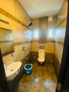 ein kleines Bad mit WC und Waschbecken in der Unterkunft Natural king Queen residency in Sultan Bathery