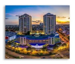 uitzicht op een stad met twee hoge gebouwen bij Merci Hotel & Apartment - Le Hong Phong, Hai Phong in Hai Phong