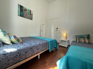 1 dormitorio con 2 camas y mesa con lámpara en Rooms in Heart of Gothic, en Barcelona