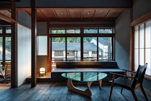 ein Wohnzimmer mit einem Glastisch und einem Sofa in der Unterkunft Kobayashiya -Kinosaki Onsen- in Toyooka