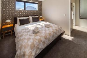 Un dormitorio con una cama grande y una ventana en Luxury Without Limits in CBD Christchurch, en Christchurch