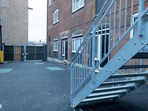 eine Metalltreppe vor einem Backsteingebäude in der Unterkunft Modern Apartment Ipswich near Christchurch Park Ipswich Waterfront by Belvilla in Ipswich