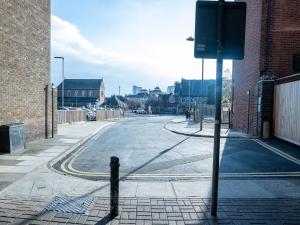 uma rua vazia com um semáforo no meio em Modern Apartment Ipswich near Christchurch Park Ipswich Waterfront by Sojo Stay em Ipswich