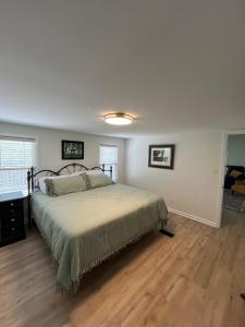 sypialnia z łóżkiem i drewnianą podłogą w obiekcie Whiskey Woods w mieście Frankfort