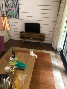 een woonkamer met een salontafel en een televisie bij Newari homestay in Pātan