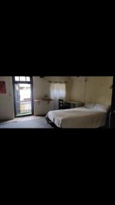 1 dormitorio con 2 camas y ventana en Newari homestay en Pātan
