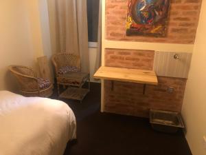 een slaapkamer met een bed en een tafel en stoelen bij Newari homestay in Pātan