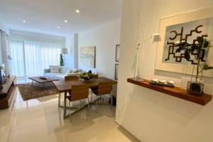 Χώρος καθιστικού στο Charming flat in Puerto Marina near the beach!