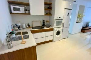 Η κουζίνα ή μικρή κουζίνα στο Charming flat in Puerto Marina near the beach!