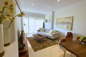 Χώρος καθιστικού στο Charming flat in Puerto Marina near the beach! +10 φωτογραφίες