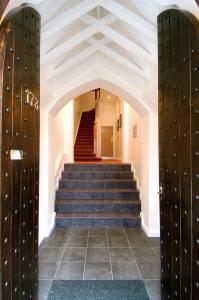 eine Reihe von Türen, die zu einer Treppe führen in der Unterkunft St James House Serviced Apartments by Concept Apartments in London
