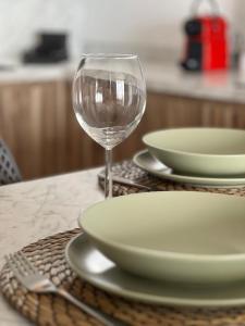 un tavolo con piatti e un bicchiere di vino sopra di Alojamiento Joan Miro a Torremolinos