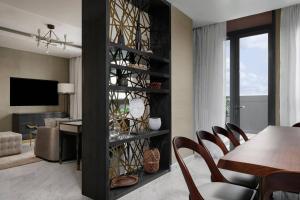 Televisyen dan/atau pusat hiburan di Lagos Marriott Hotel Ikeja