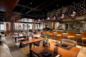 ラゴスにあるLagos Marriott Hotel Ikejaのテーブルと椅子のあるレストラン、バー