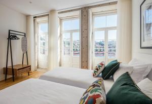 1 dormitorio con 2 camas y 2 ventanas en Porto River en Oporto