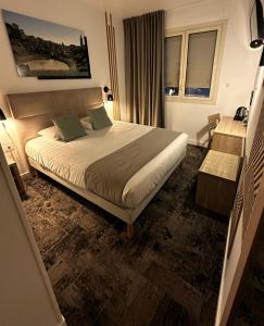 En eller flere senge i et værelse på Logis Le Passiflore Cognac