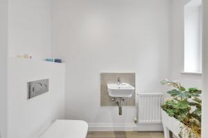 a bathroom with a sink and a toilet at 3 bedroom house in Bricket wood, St Alban in Garston +10 photos