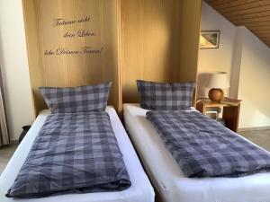 2 Betten nebeneinander in einem Zimmer in der Unterkunft Haus Rieslehof Apartment 11 in Titisee-Neustadt
