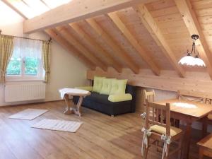 ein Wohnzimmer mit einem Sofa und einem Tisch in der Unterkunft Richter 2 Modern retreat in Wackersberg