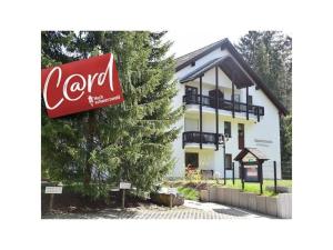 um sinal de coca cola em frente a um edifício em Huis Hochfirst Appartement 10 em Titisee-Neustadt