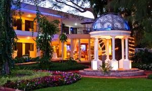 un edificio con cenador en un jardín en Hotel Ronda Minerva, en Guadalajara