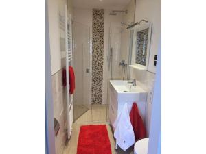 ein Badezimmer mit einem weißen Waschbecken und einer Dusche in der Unterkunft Ostbake Modern retreat in Wangerooge