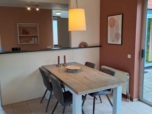 una sala da pranzo con tavolo e sedie in legno di Premium holiday home with garden a Zevenhuizen