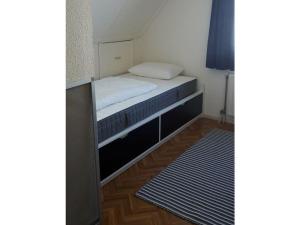 un petit lit dans une petite pièce avec un sol dans l'établissement Huijsmansverhuur Type B de Luxe Grevelingen 24, à Ouddorp