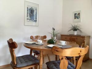 stół jadalny z 2 krzesłami i drewniany stół w obiekcie Appartementencomplex Titisee w mieście Titisee-Neustadt