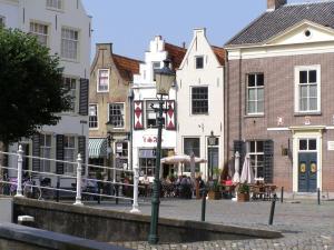 een straat met gebouwen en een straatlicht in een stad bij Huijsmansverhuur Type A de Luxe Grevelingen 16 