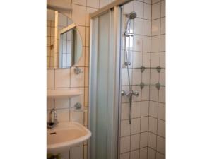 een badkamer met een douche en een wastafel bij Huijsmansverhuur Type A de Luxe Grevelingen 16 