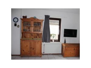 a room with a wooden cabinet and a window at Huijsmansverhuur Type B de Luxe Grevelingen 15 in Ouddorp