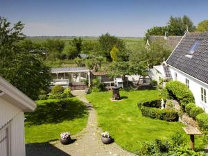 een luchtzicht op een achtertuin met een tuin bij Makkinje-Labes 2 in Oostwoud