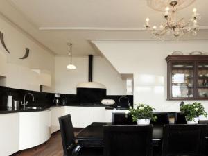 cocina con mesa, sillas y lámpara de araña en Makkinje-Labes 2 en Oostwoud