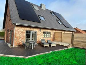 uma casa com painéis solares no telhado em Eiderhuus Modern retreat em Tönning