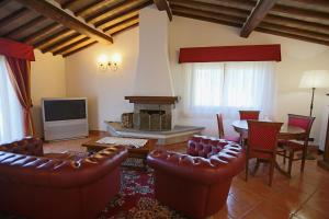 uma sala de estar com mobiliário de couro e uma lareira em Al Brunello em Montalcino