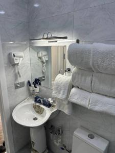 Bilik mandi di Panorama Hotel & More