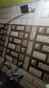 een plafond met veel verschillende soorten tegels bij Shail guest house in Ayodhya