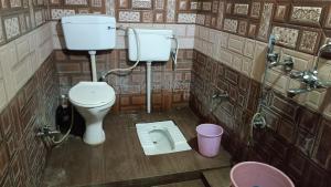 een badkamer met een toilet en een wastafel bij Shail guest house in Ayodhya