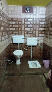 een badkamer met een toilet en een wastafel bij Shail guest house in Ayodhya